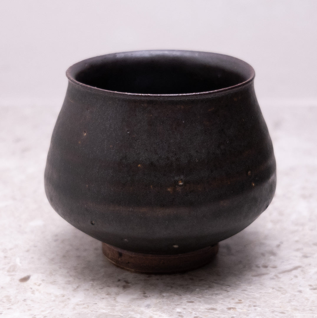 鈴木大弓 黒高麗酒碗 1962 – TENSHUDO｜SAKE × SHUWAN GALLERY