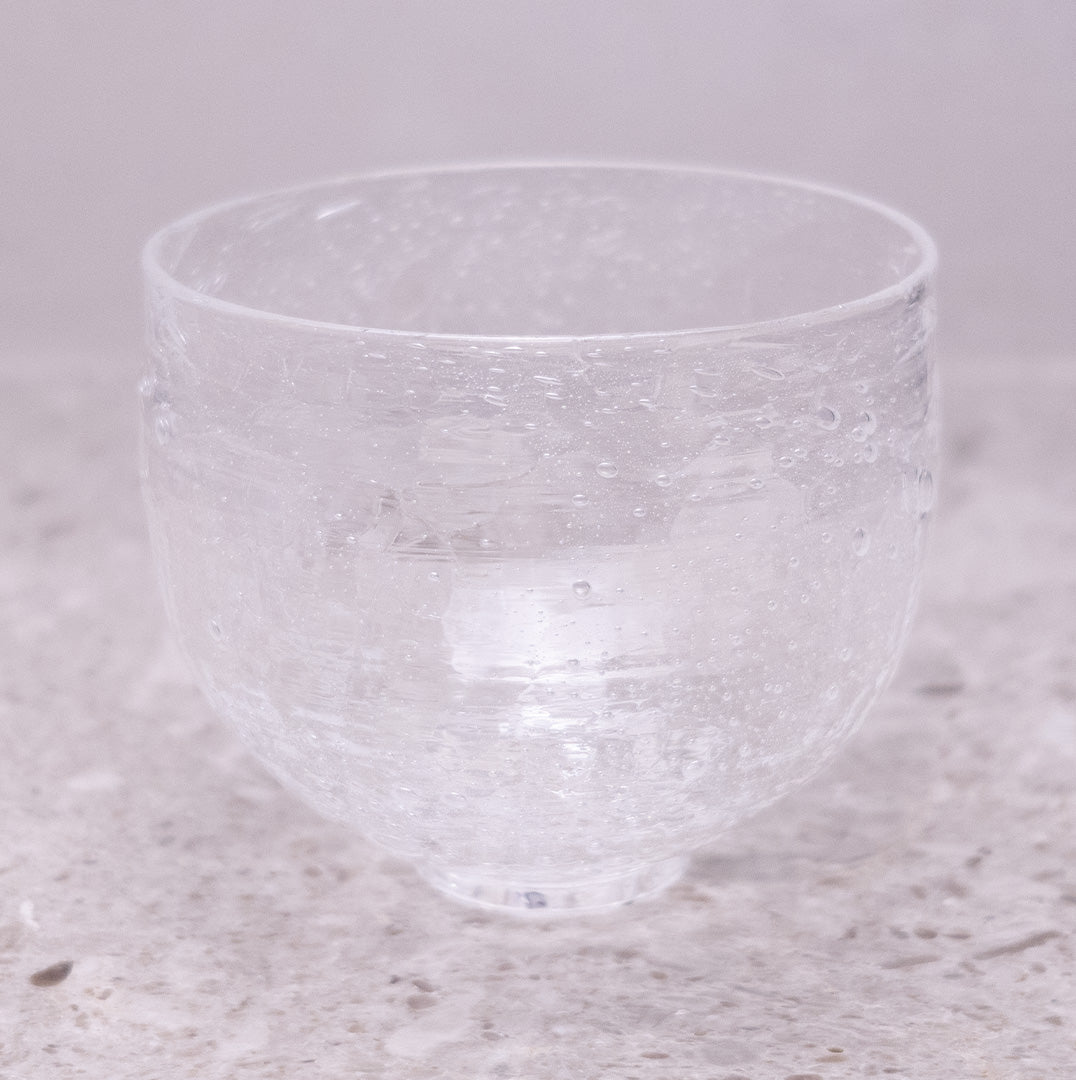 荒川尚也 宙吹きガラス酒碗 2821 – TENSHUDO｜SAKE × SHUWAN GALLERY