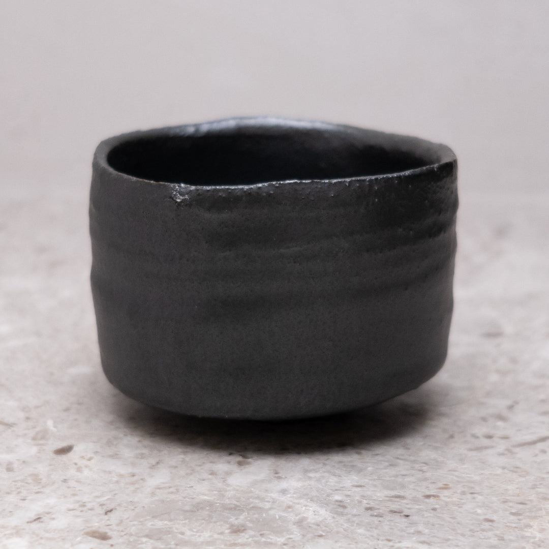 明賀亘史 黒唐津酒碗 3657 – TENSHUDO｜SAKE × SHUWAN GALLERY